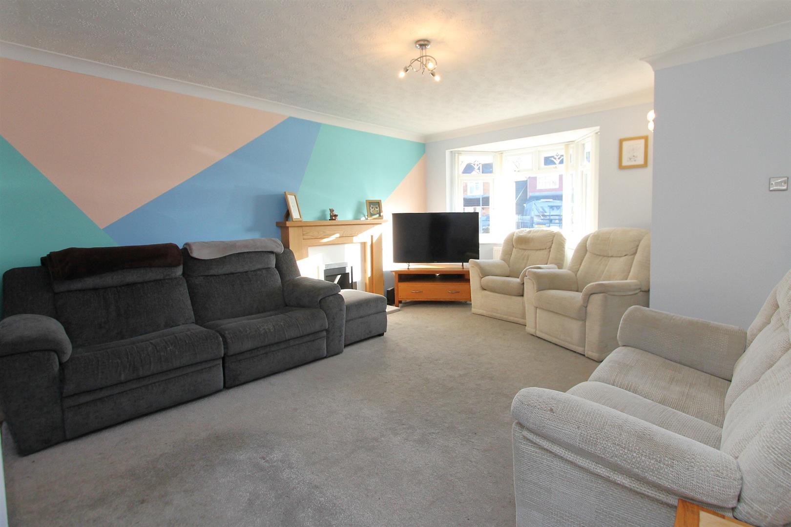 3 bed property in Ensall Drive, Stourbridge